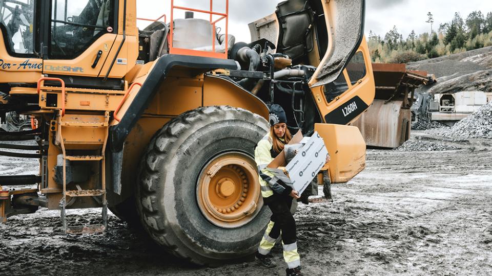 Ekstra holdbar aktuator udviklet til motorhjelme på tunge maskiner